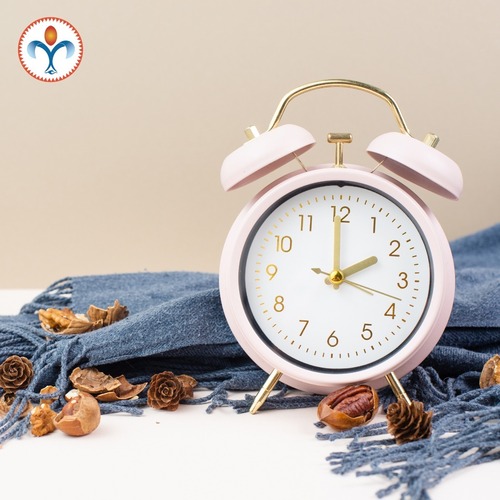 Ce week-end, c'est le moment de reculer nos horloges et d'accueillir l'heure d'hiver ! 🕰️ 
Les journées seront plus courtes, mais c’est aussi l’occasion parfaite de profiter de soirées cocooning, bien au chaud avec une tasse de thé ☕ et un bon livre 📚. 

Le changement d'heure nous rappelle que l'hiver approche à grands pas, avec ses moments de détente et de douceur. N'oubliez pas de reculer vos montres d'une heure ce dimanche ! 
Et vous, quelles sont vos astuces pour bien vivre cette transition ? 

#HeureDHiver #Cocooning #ChangementDHeure